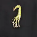 Elegante spilla a forma di giraffa dorata con smalto verde e occhi in strass rossi - Forma di Giraffa (D2-1-6703) / Verde erba