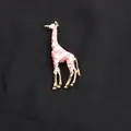 Elegante spilla a forma di giraffa con smalto rosa e bianco su una finitura dorata - Forma di Giraffa (K8-4-3154) / Misto Rosa e Bianco