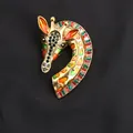 Elegante spilla a forma di giraffa dorata con smalto colorato e strass brillanti - Edge Multicolor Rhinestone Style