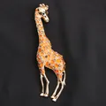 Spilla a forma di giraffa in smalto arancione brillante con cristalli marroni su tessuto - Orange Base Brown Rhinestone Style