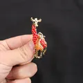 Spilla a forma di giraffa in smalto con finitura dorata e macchie vivaci da donna - Mother and Baby Red Orange