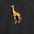 Elegante spilla a giraffa in smalto giallo con cristalli su fondo nero - Yellow and Orange