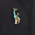 Elegante spilla a forma di giraffa in smalto con finitura dorata e cristalli brillanti - Parent-Child Teal Blue and Tan
