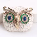 Luxuriöse Eulen-Brosche mit weißem Emaille und funkelnden blauen Strass-Augen - Weiß Emaille Blaues Auge Eule (N9-1-4838)
