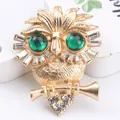 Luxuriöse goldene Eulenschmucknadel mit grünen Augen und funkelnden Kristallakzenten - Eule Hält Flöte Grüner Strass (N7-6-4732)