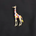 Spilla a forma di giraffa in smalto colorato, finitura dorata, accessorio moda a mosaico. - Multicolor Mosaic Style
