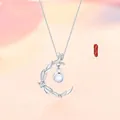 Zilveren ketting met halve maan hanger met imitatie maansteen en kristallen detail - Drie Levens Liefde / Eenvoudige Verpakking
