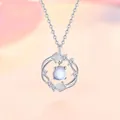 Detailopname van een elegante zilveren ketting met ginkgo blad en maansteen hanger - Ginkgoblad Stijl / Eenvoudige Verpakking
