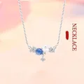 Detailweergave van zilveren bloemenketting met blauwe maansteen en witte hanger. - Eeuwige Bloem / Eenvoudige Verpakking