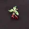 Eleganter Kirschen-Anstecker in Rot und Grün mit Strasssteinen und goldener Nadel - Transparenter Roter Kirsch-Stil (N9-4-4885)