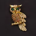 Gedetailleerde gouden vintage uil broche met amber en groene strass op zwarte stof - Rode Strass Vintage Uil (D0-4-450)