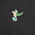 Elegante kolibrie broche met strassteentjes en groen email op zwarte achtergrond - Smaragdgroen en Wit Strass Gouden Basis