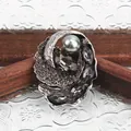 Elegante vintage luxe broche met grijze parel en rookkristallen in zilveren afwerking. - Grijze Kunstparel Blad Stijl