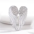 Vue macro détaillée d'une broche ailes d'ange en argent étincelant avec des strass clairs - Argent