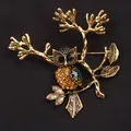 Vintage gouden uilenbroche met emaille vleugels en oranje strass-stenen op een tak - Gradiënt Blauwe Emaille Uil (K2-1-2201)