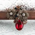 Luxe vintage kristallen broche met grote rode steen en gouden filigraan bloemen - Rode Kristallen Hanger Stijl