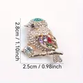 Elegante gouden kolibrie broche met kleurrijke strass steentjes en afmetingen. - 2.8cm x 2.5cm / Meerkleurige Edelsteen Gouden Basis
