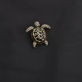 Detailreiche Schildkröten-Brosche mit funkelnden Strasssteinen und schwarzer Emaille - Schwarz-Weiß Strass Meeresschildkröte (H6-5-2628) / Gold + Schwarze Emaille