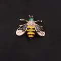 Elegante bijenbrochespeld met gele emaille strepen en fonkelende kristallen steentjes - Geel Zwart Email Bij Stijl (D1-1-6614)