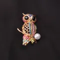 Prachtige vintage gouden uil broche speld met gekleurde strass en imitatieparel - Kleurrijke Strass Kunstparel Uil (K5-6-2590)