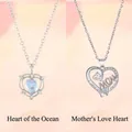 Twee minimalistische hartjeskettingen met MOM-design en iriserend hartdetail - Geschenkdoos / Oceaan Hart en Moederliefde Geschenkset