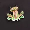 Elegante goudkleurige kikkerbroche met groene en heldere strassteentjes en emaille - Gouden Emaille Groene Strass Kikker (F0-2-7130)