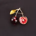 Eleganter roter Kirsch-Broschenstecker mit goldenem Blatt für modische Kleidungsaccessoires - Sektionaler Realistischer Kirsch-Stil (O0-1-4920)
