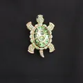 Modische vergoldete Schildkröten-Brosche mit funkelnden grünen Kristallen und Strass - Große Grüne Edelstein Meeresschildkröte (J5-3-5295) / Gold + Grün