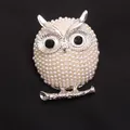 Vintage uil broche accessoire in zilverkleurig metaal met witte parel versieringen - Volledig Ingelegde Kunstparel Uil (L5-2-3515)