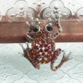 Elegante vintage zilverkleurige kikkerbroche met bruine en amberkleurige strassteentjes - Vintage Zilver Amber Strass Kikker (L8-1-4406)