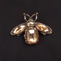 Vintage bijenbroche met fonkelende champagnekleurige strass-steentjes op gouden basis - Champagne Rechthoekige Strass Bij Stijl (M0-1-3302)