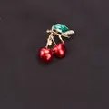 Modische Emaille-Kirschbrosche mit funkelnden Strasssteinen für Kleidungsaccessoires - Weißer Strass Akzentuierte Rote Kirsche (K4-1-2408)