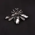 Elegante honingbij broche speld met fonkelende grijze kristallen op zwarte stof - Zilverkleurige Grijze Kristal Bij Stijl (C6-4-8352)