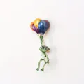 Levendige groene kikker met kleurrijke ballonnen emaille broche speld voor vrouwen - Kikker Met Ballonnen Broche (B2-1-5111)