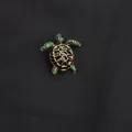 Squisita spilla a tartaruga marina con strass verdi scintillanti e smalto nero lucido - Oro + Verde/Nero