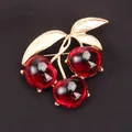Vintage goldfarbene Kirschbrosche mit durchscheinenden roten Früchten als Accessoire - Drei Vintage Rote Kirschen (O3-3-5227)