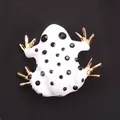 Charmante witte emaille kikkerbroche met fonkelende zwarte strass en een gouden afwerking - Goud Wit Emaille Zwarte Strass Kikker (C9-6-8673)