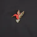 Elegante kolibrie broche met levendige rode en groene kristallen voor kledingdecoratie - Rood Blauw Groen Strass Gouden Basis