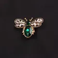 Elegante uniseks bijenbroche met groene facetkristallen en goudkleurige afwerking - Ovaal Groen Strass Bij Stijl (F5-2-318)