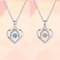 Dansende hart ketting met fonkelende blauwe en heldere kristallen in zilveren kleur. - Geschenkdoos / Hartslag Blauwe en Witte Set