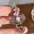 Elegante vintage luxe broche met roze kristal, parelstrik en strasontwerp nummer 5. - Nummer 5 Strik Stijl