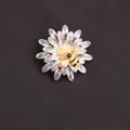 Élégante broche marguerite et abeille avec pétales en émail gris et finition dorée - Marguerite Abeille Texture Marbre Gris (D0-2-424)