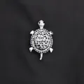 Elegante spilla a tartaruga in argento con scintillanti strass di colore blu profondo - Argento & Blu