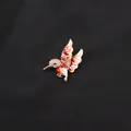 Kleurrijke emaille kolibrie broche met fonkelende strass steentjes voor kleding. - Rood en Oranje Gradiënt Emaille Gouden Basis