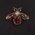 Vintage bijenbroche met robijnrode kristallen en een antieke gouden metalen afwerking - Rechthoekige Rode Strass Vintage Bij Stijl (M0-1-3303)