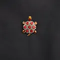 Squisita spilla a forma di tartaruga con strass rossi e bianchi su base smaltata - Oro + Rosso/Bianco