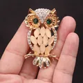 Elegante vintage uilenbroche, gouden afwerking, groene kristallen ogen en stras. - Gouden Rand Bruine Edelsteen Uil (M5-3-5041)
