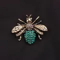 Vintage bijenbroche met fonkelende groene kristallen op zwarte stof - Groene Abdomen Strass Bij Stijl (C5-4-8251)
