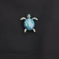 Incantevole spilla a forma di tartaruga dorata con smalto blu e cristalli lucenti - Oro + Celeste/Blu Reale