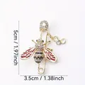 Elegante gouden bijenbroche met strass en rode emaille vleugels op een veiligheidsspeld - Rode Vleugel Veiligheidsspeld Bij Stijl (J3-1-890)